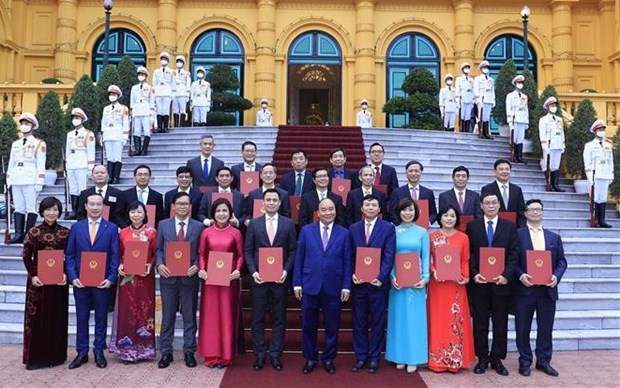 President Nguyen Xuan Phuc poses in a photo with the new ambassadors (Photo: VNA)