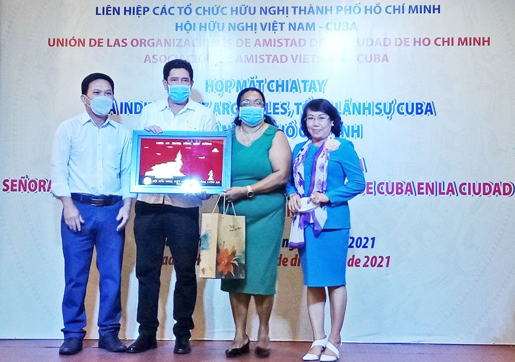 Chủ tịch Liên hiệp các tổ chức hữu nghị tỉnh Long An - ông Nguyễn Hữu Ngọc (trái),Nguyên Phó Chủ tịch UBND tỉnh, Chủ tịch Hội hữu nghị Việt Nam-Cuba tỉnh– bà Trần Thị Nhanh (phải) chụp ảnh lưu niệm cùng Tổng Lãnh sự quán Cuba tại TP.HCM - bà Indira Lopez Arguelles 