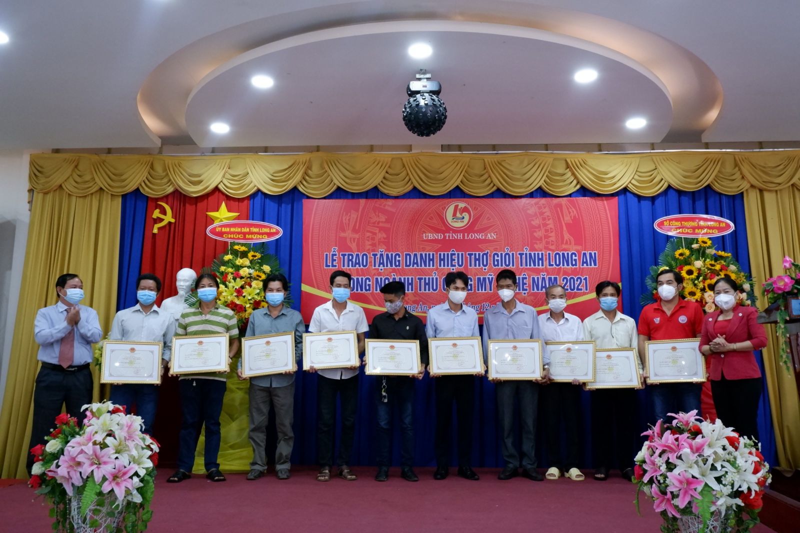 Long An: 15 certificates awarded to province- level typical rural industrial products 12 skilled craftsmen are awarded titles in the handicraft industry