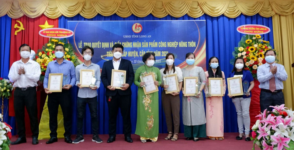 Long An: 15 certificates awarded to province- level typical rural industrial products Province-level certificates of typical rural industrial products are awarded
