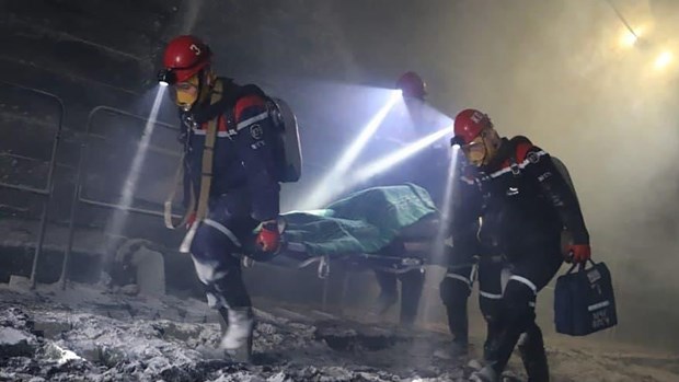 Lực lượng cứu hộ chuyển nạn nhân ra khỏi mỏ than Listvyazhnaya ở Kemerovo, thuộc vùng Siberia của Nga sau vụ hỏa hoạn ngày 25/11/2021. (Ảnh: East2west/TTXVN)
