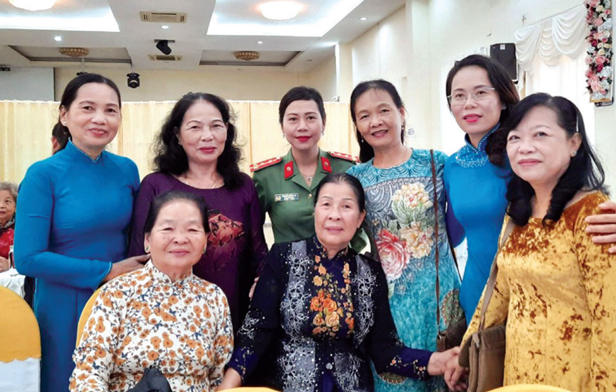Bà Trần Thanh Hồng (ngồi giữa) (Ảnh tư liệu)