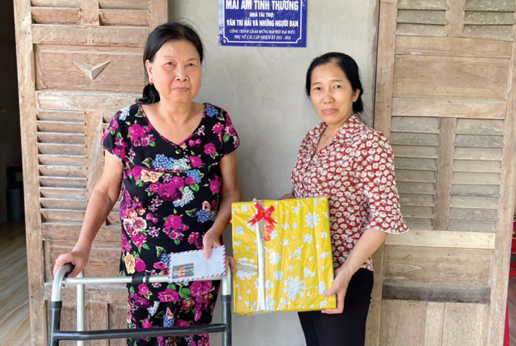 Chị Nguyễn Thị Thanh Tâm (bên phải) luôn sâu sát cơ sở, gần gũi với hội viên, phụ nữ (Ảnh tư liệu)
