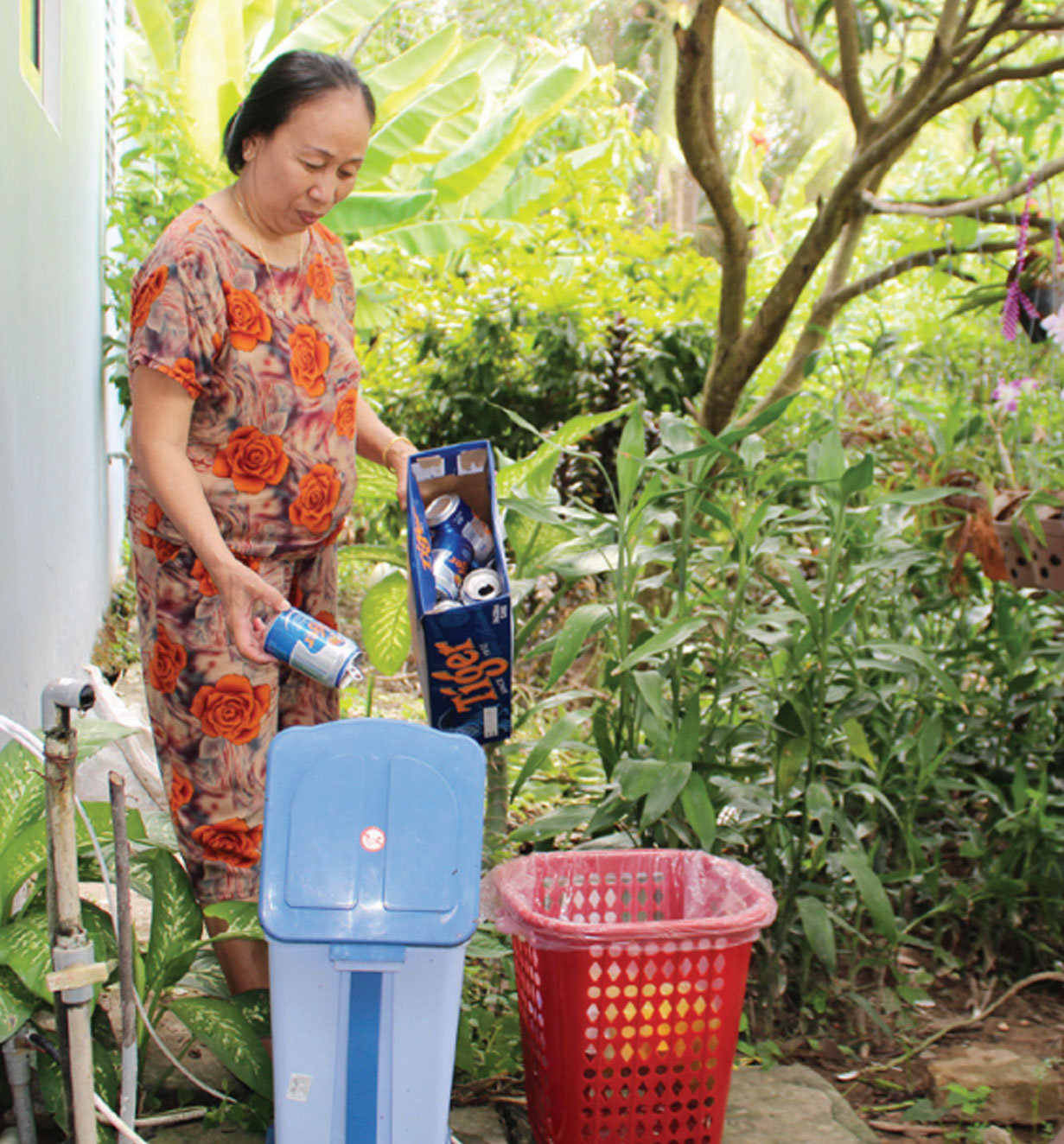 Xây dựng gia đình 5 không, 3 sạch góp phần thay đổi diện mạo quê hương Hội viên, phụ nữ phân loại rác tại nhà