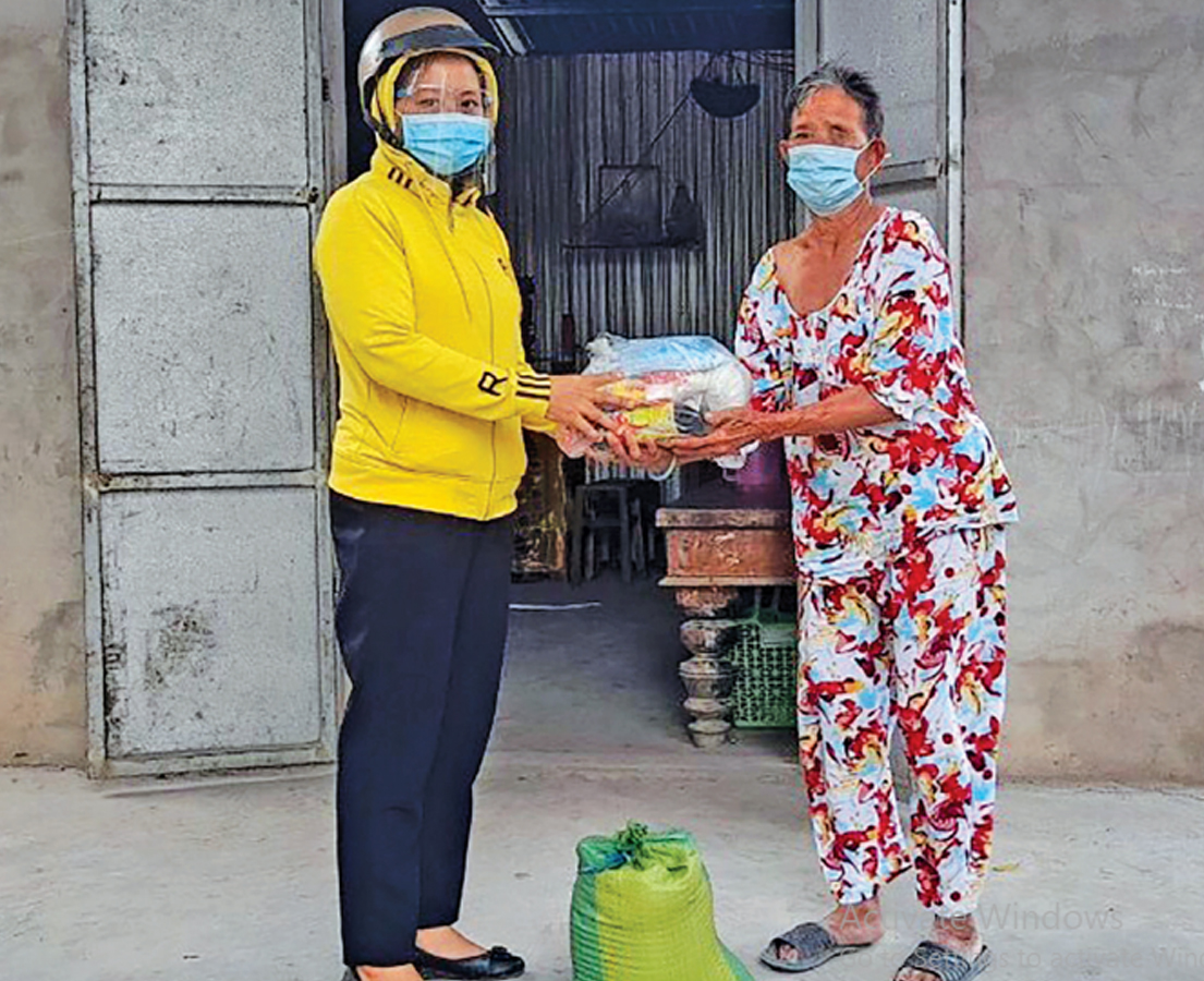 Chủ tịch Hội Liên hiệp Phụ nữ Việt Nam xã Thủy Đông - Nguyễn Thị Tiểu Khúc (bên trái) trao quà cho hội viên nghèo