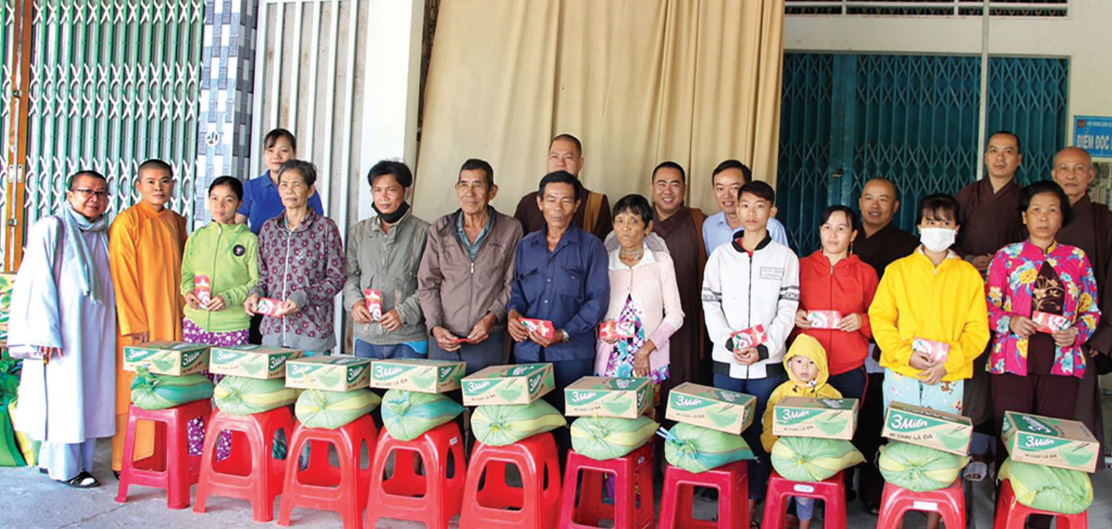 Làm theo lời Bác thi đua xây dựng quê hương Ni sư Thích Nữ An Huệ (bìa trái) trao quà cho những hộ có hoàn cảnh khó khăn (Ảnh tư liệu)