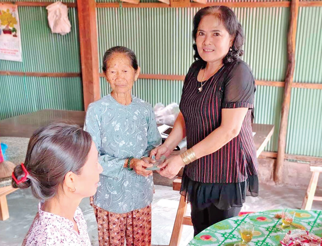 Bà Đỗ Thị Ngọc hỗ trợ kinh phí xây nhà tình thương cho hội viên, phụ nữ khó khăn về nhà ở (Ảnh tư liệu)