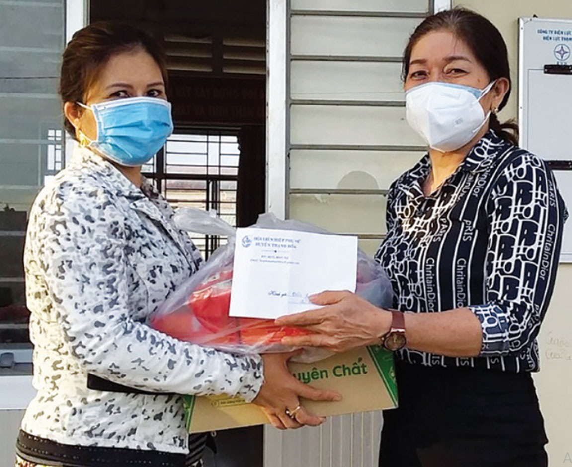 Hội Liên hiệp Phụ nữ Việt Nam huyện Thạnh Hóa tặng quà cho người dân, hội viên, phụ nữ nghèo, khó khăn, góp phần cùng các cấp ủy, chính quyền thực hiện tốt công tác giảm nghèo, bảo đảm an sinh xã hội