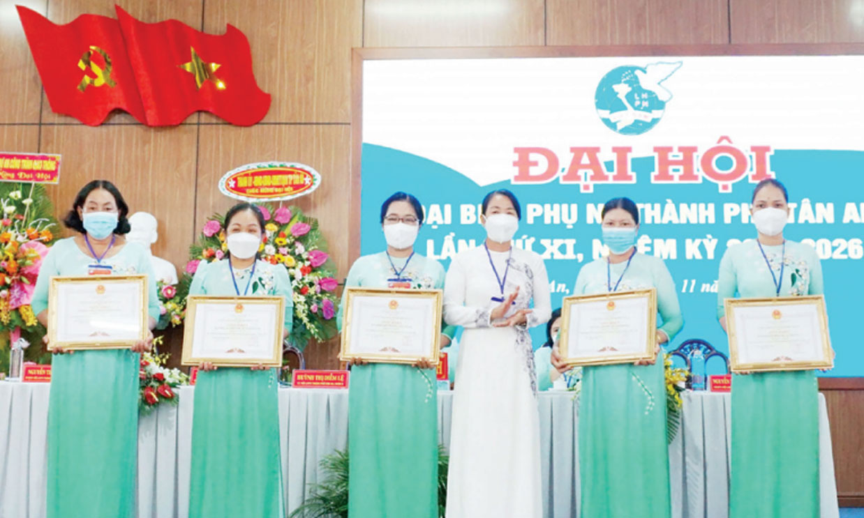 Chị Trần Thị Ngọc Hận (bìa trái) nhận giấy khen trong công tác Hội và phong trào phụ nữ 5 năm