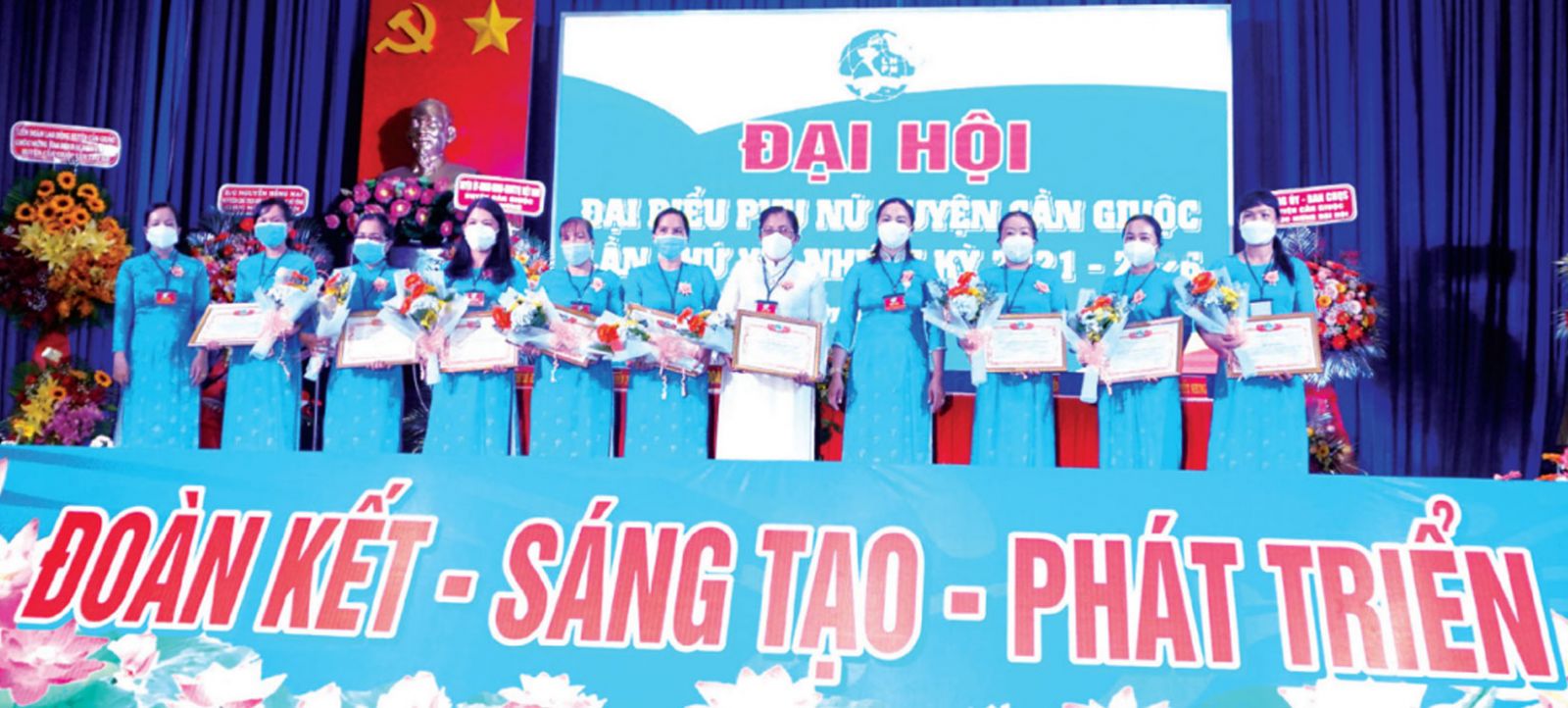 Chủ tịch Hội Liên hiệp Phụ nữ Việt Nam huyện Cần Giuộc - Huỳnh Thị Tuyết Hồng tặng giấy khen cho tập thể, cá nhân có thành tích trong công tác Hội và phong trào phụ nữ