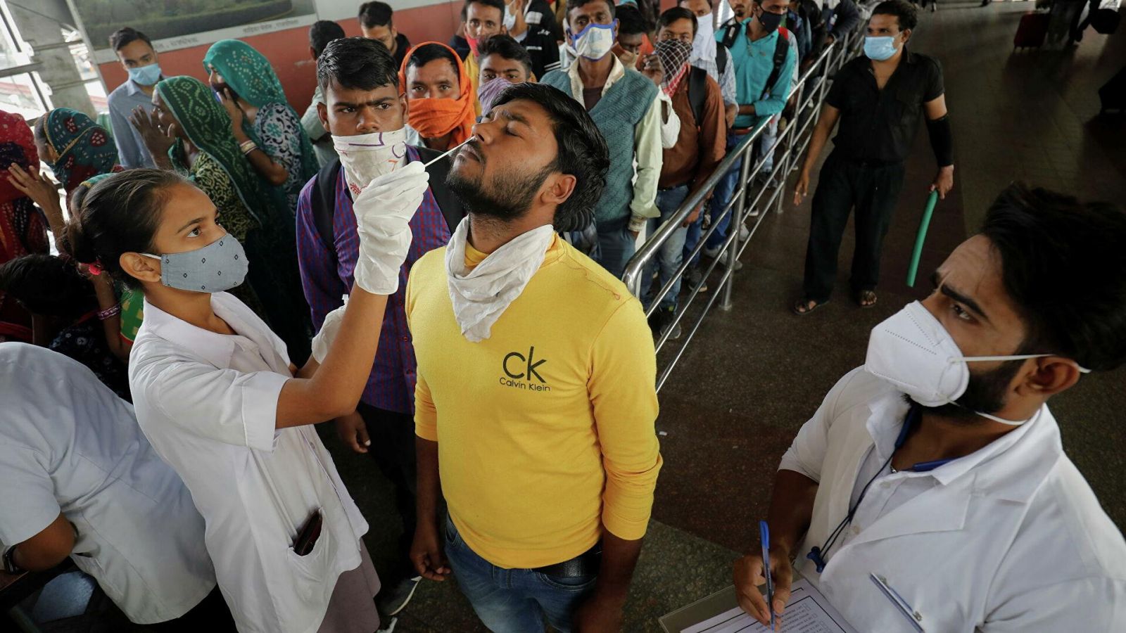 Người dân tại thành phố Ahmedabad, Ấn Độ được lấy mẫu xét nghiệm Covid-19. Ảnh REUTERS