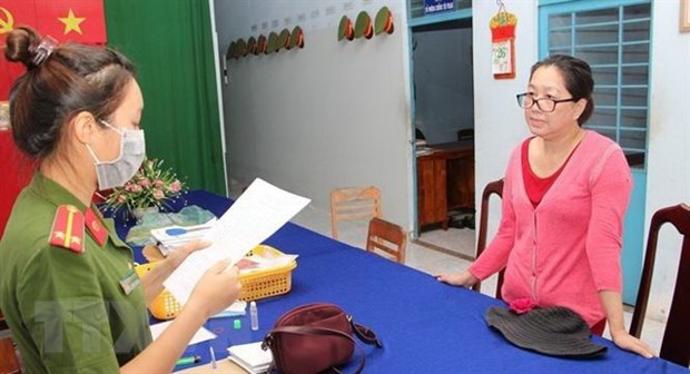 Thi hành lệnh bắt tạm giam Mười Tường. (Ảnh: TTXVN)