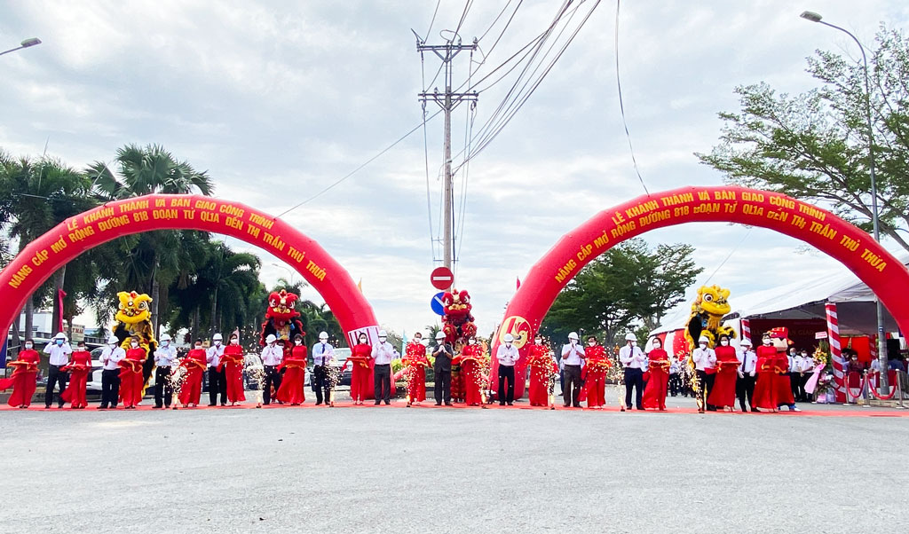 Delegates cut the ribbon to inaugurate the project of upgrading and expanding PR 818 (section from NH 1 to Thu Thua townlet, Thu Thua district)