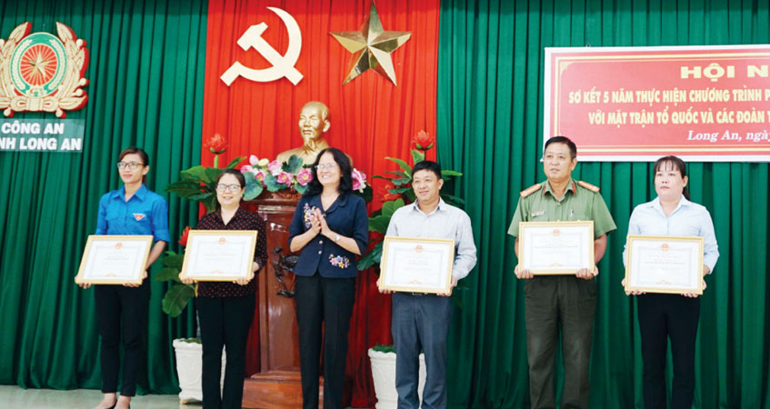 Hội Liên hiệp Phụ nữ Việt Nam tỉnh nhận bằng khen của Chủ tịch UBND tỉnh cho tập thể có thành tích trong phong trào Toàn dân bảo vệ an ninh Tổ quốc (Ảnh tư liệu)