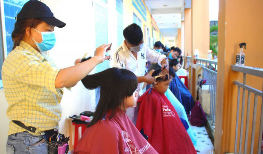 Hoạt động tặng quà và hớt tóc miễn phí cho học sinh nghèo do Hội Liên hiệp Phụ nữ Việt Nam huyện Cần Đước phối hợp thực hiện (Ảnh tư liệu: Cẩm Tú)