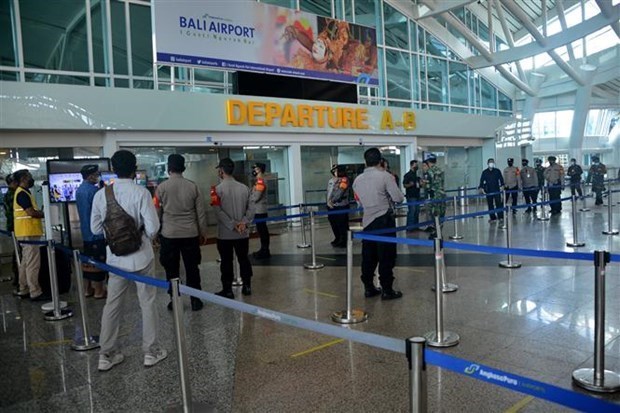Indonesia opens door for travellers from China’s Hong Kong Visitors at an airport of Indonesia (Photo: AFP/VNA)