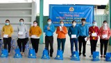 Thủ Thừa: Liên đoàn Lao động tỉnh Long An tặng hơn 400 túi  'An sinh  - Ấm tình Công đoàn'