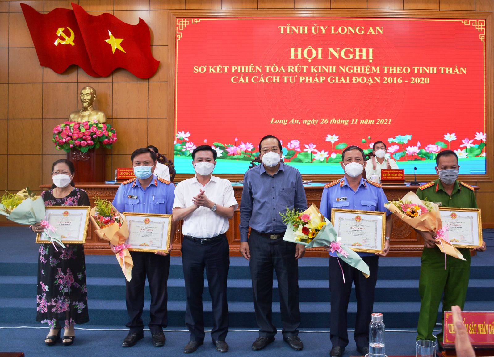 Tổ chức phiên tòa rút kinh nghiệm góp phần nâng cao chất lượng tranh tụng tại các phiên tòa - khâu đột phá trong công tác cải cách tư pháp (Trong ảnh: Phó Bí thư Thường trực Tỉnh ủy, Trưởng ban Chỉ đạo cải cách tư pháp tỉnh - Nguyễn Thanh hải tặng bằng khen các tập thể, cá nhân có thành tích xuất sắc trong tổ chức phiên tòa rút kinh nghiệm)