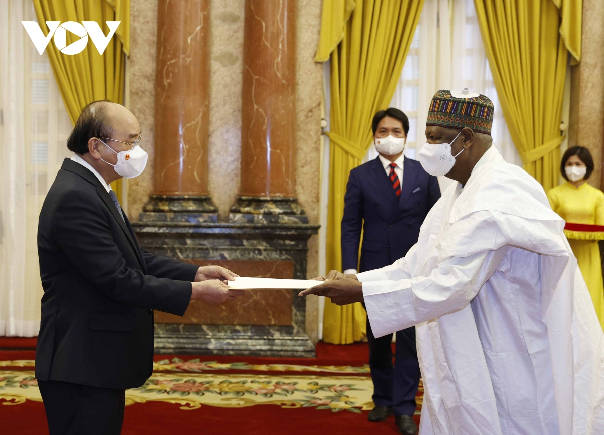 Chủ tịch nước Nguyễn Xuân Phúc nhận Quốc thư từ Đại sứ Nigieria Hassan Adamu Mamani.