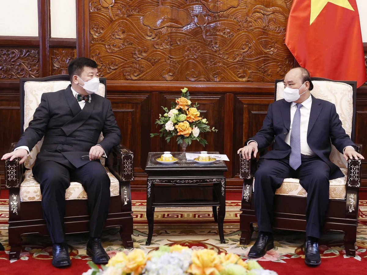 Chủ tịch nước Nguyễn Xuân Phúc tiếp Đại sứ Mông Cổ Jigjee Sereejav.