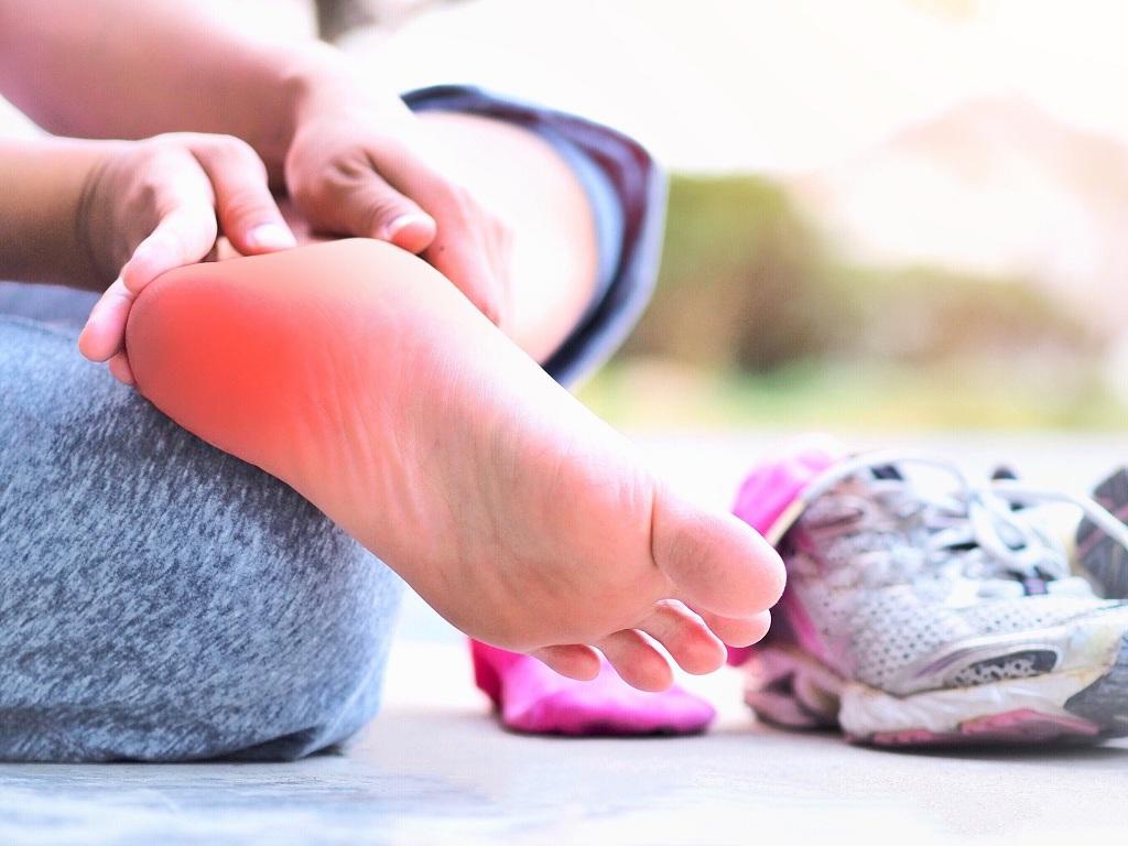 Vận động quá mức là một trong những nguyên nhân phổ biến gây đau bàn chân. SHUTTERSTOCK