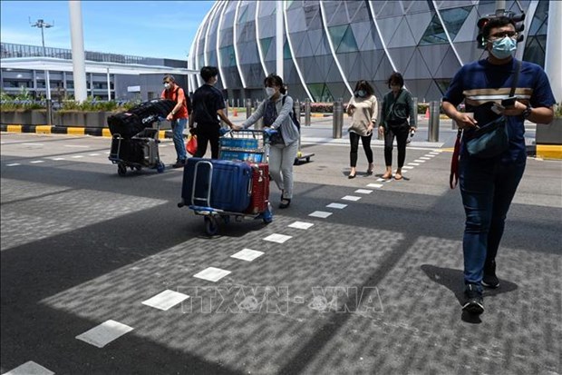 Singapore freezes ticket sales for VTL flights and buses amid Omicron concerns Travelers arrive at the departure hall of Changi International Airport in Singapore on August 19. (Photo: AFP)