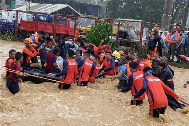 UN raises 107.2 mln USD to support Filippine typhoon survivors Search and rescue for victims in the disaster (Photo: VNA)