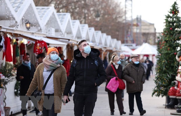 Top 10 international events in 2021 selected by VNA Visitors at a Christmas market in Paris, France on December 9 (Photo: Xinhua/VNA)