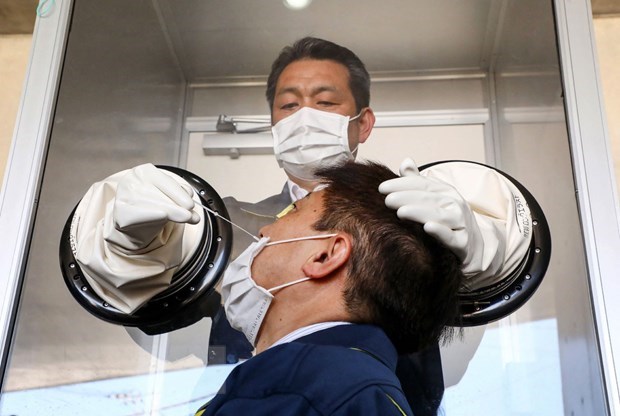 Top 10 international events in 2021 selected by VNA Taking samples for COVID-19 testing at Yokosuka, Kanagawa, Japan (Photo: AFP/VNA)