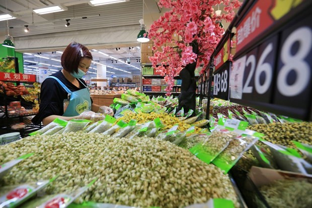 Top 10 international events in 2021 selected by VNA Inside a supermarket in China (Photo: Xinhua/VNA)
