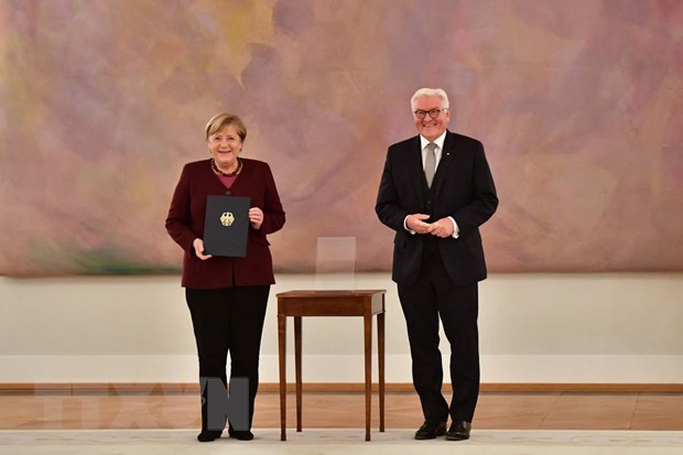Top 10 international events in 2021 selected by VNA German President Frank-Walter Steinmeier hands over the decision to end her term for Chancellor Angela Merkel (Photo: VNA)