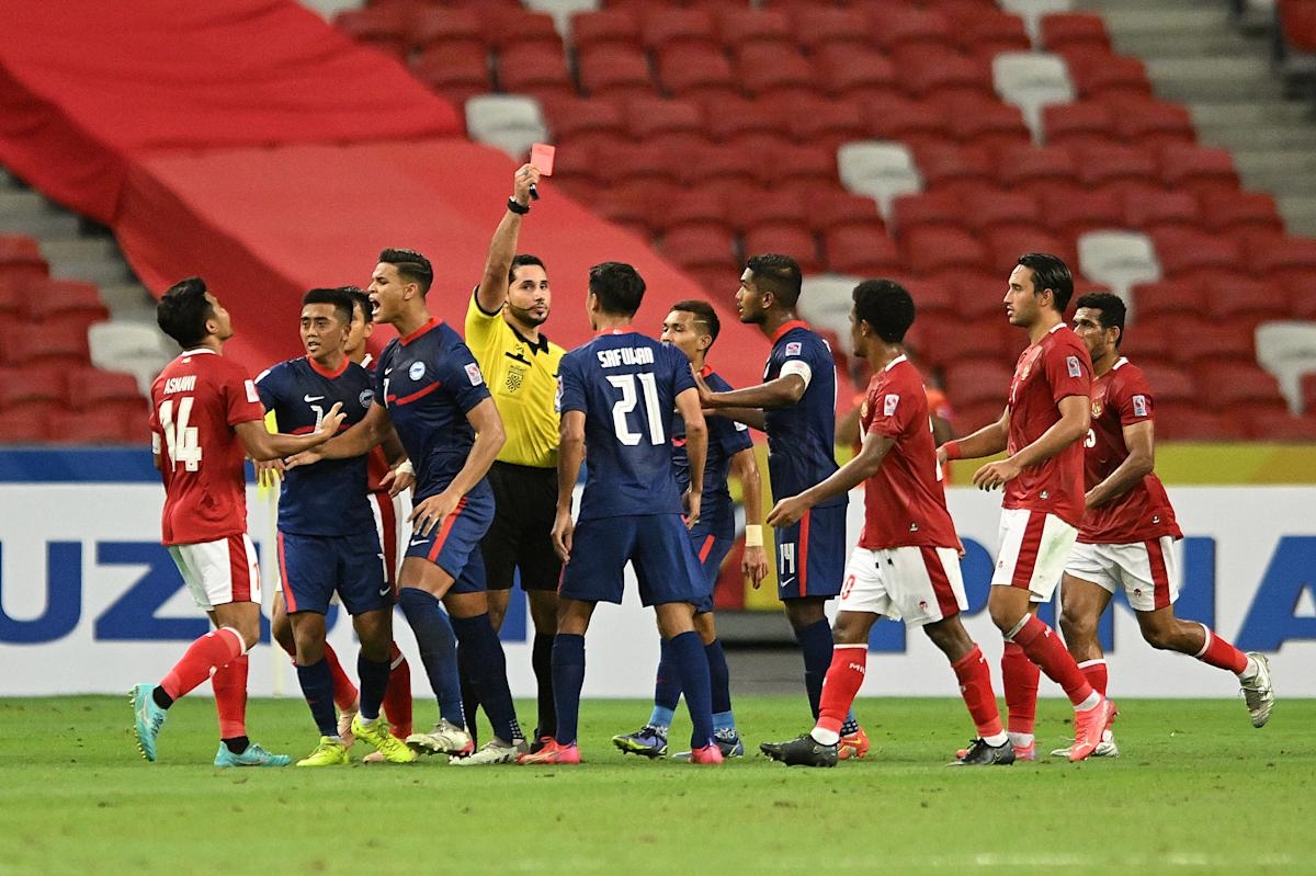 Singapore phải nhận 3 thẻ đỏ và kết thúc trận bán kết lượt về gặp Indonesia với 8 người trên sân. (Ảnh: Getty)