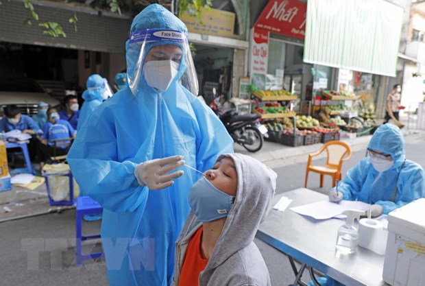 Thủ tướng: Quản lý chặt nhóm nguy cơ cao, giảm ca tử vong do dịch Lực lượng y tế xét nghiệm cho người dân. (Ảnh: Trần Việt/TTXVN)