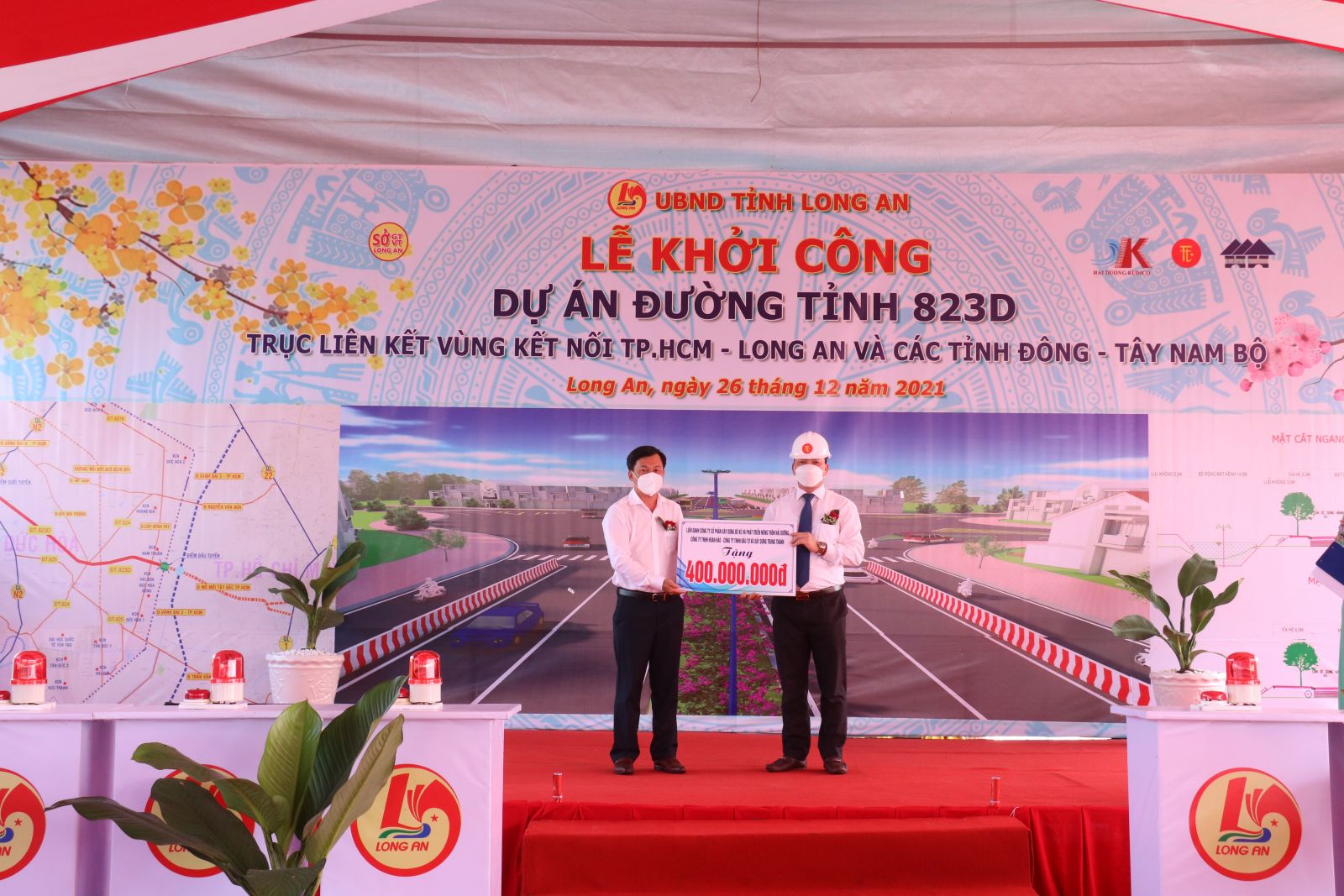 Long An: Provincial Road 823D Project started to construct On this occasion, the representative of the construction unit also supports and gives money to support difficult people in Duc Hoa district
