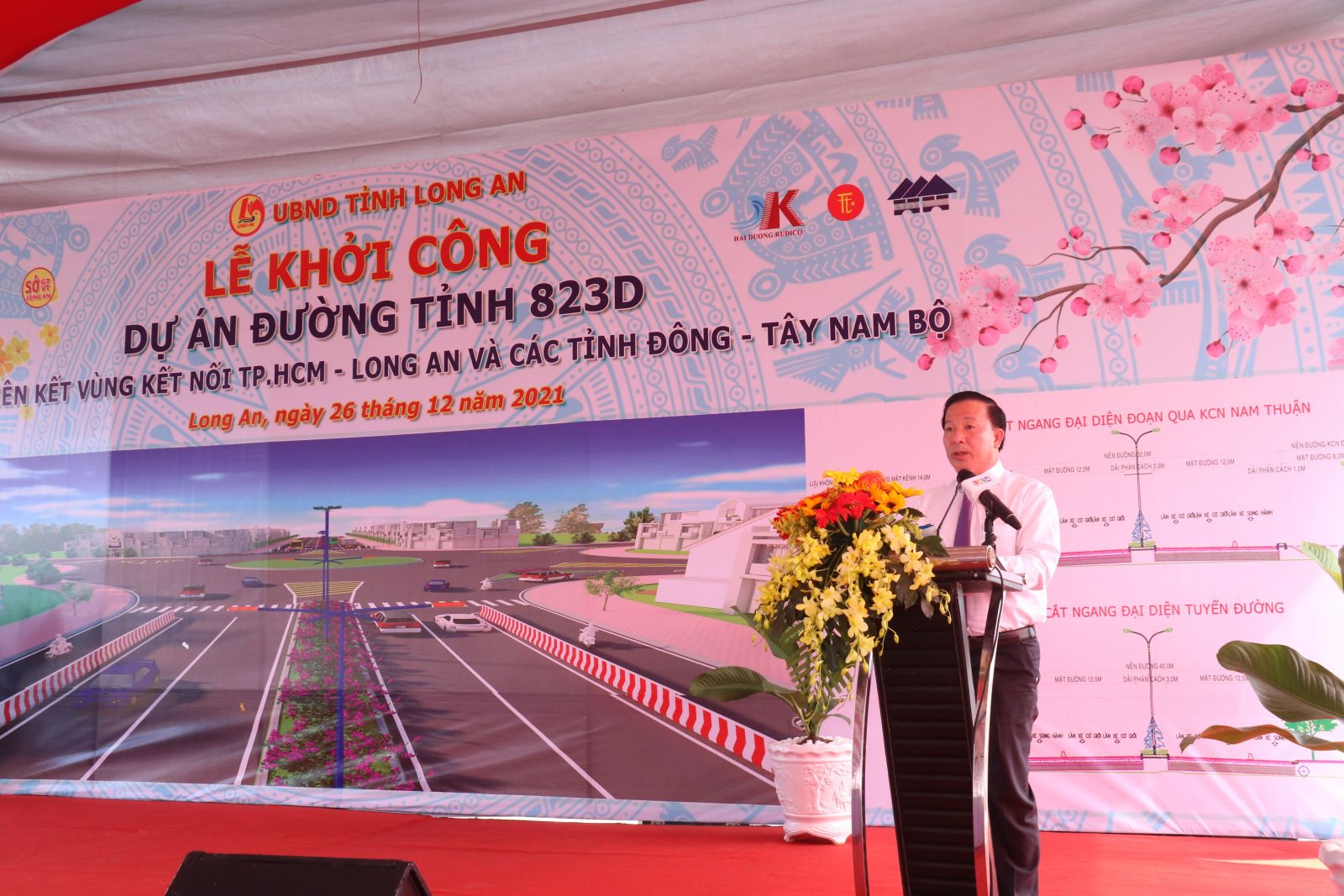 Long An: Provincial Road 823D Project started to construct Chairman of the Provincial People's Committee - Nguyen Van Ut emphasized that PR 823D project will be an important highlight for Long An province when it is completed