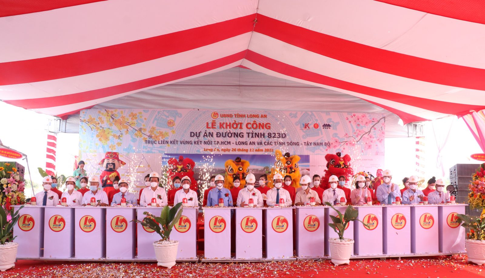 Long An: Provincial Road 823D Project started to construct Delegates perform the groundbreaking ceremony