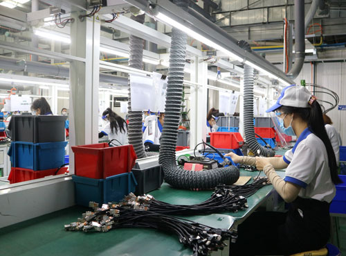 FDI investors have many good impressions about investment environment in Long An Workers produce at Airspeed factory