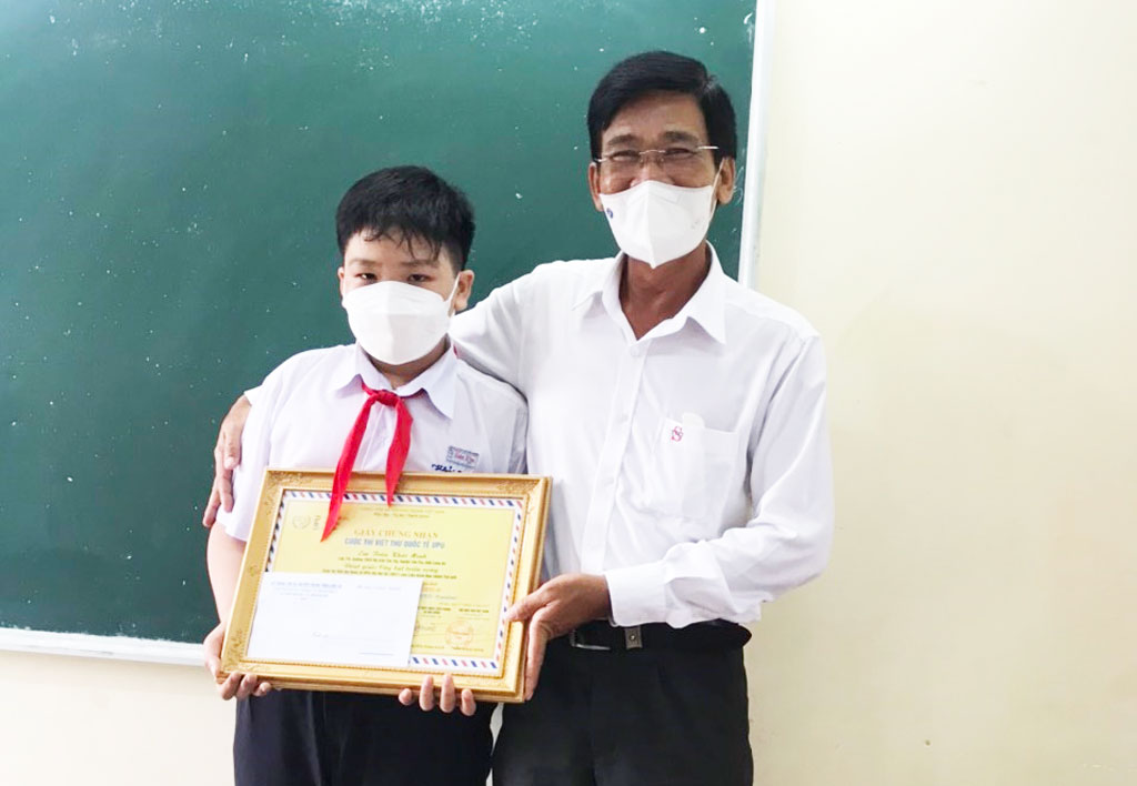 50th UPU International Letter-writing Contest 2021 awarded Deputy Director of the Department of Information and Communications – Ho Van Dan presents the “Prospective Writer” award to Tran Khai Minh - Tan Tru Townlet Secondary School
