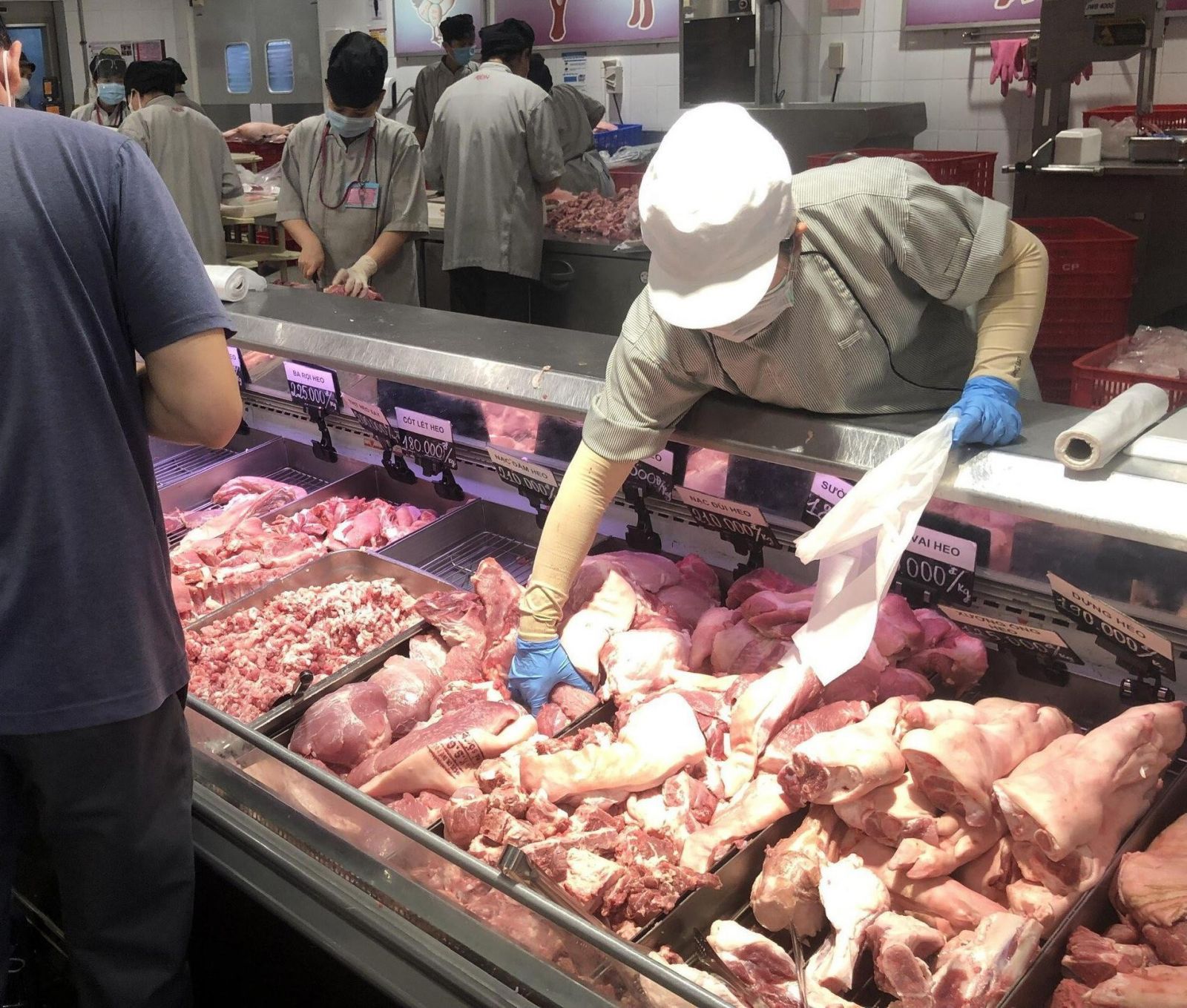 Người dân mua thịt heo cao gấp đôi giá heo hơi Giá thịt heo vẫn đứng ở mức cao gần gấp đôi so với heo hơi. M.P