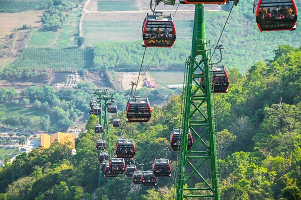 Tay Ninh offers free entrance fee for visitors to Ba Den tourism site in 2022 The cable system that takes tourists to the top of Ba Den Mountain in Tay Ninh province. (Photo: baotayninh.vn)