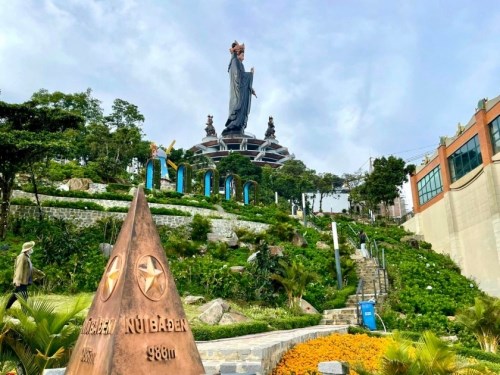 Tay Ninh offers free entrance fee for visitors to Ba Den tourism site in 2022 Ba Den Mountain peak is 986 metres above the sea level. (Photo:thanhnien.vn)