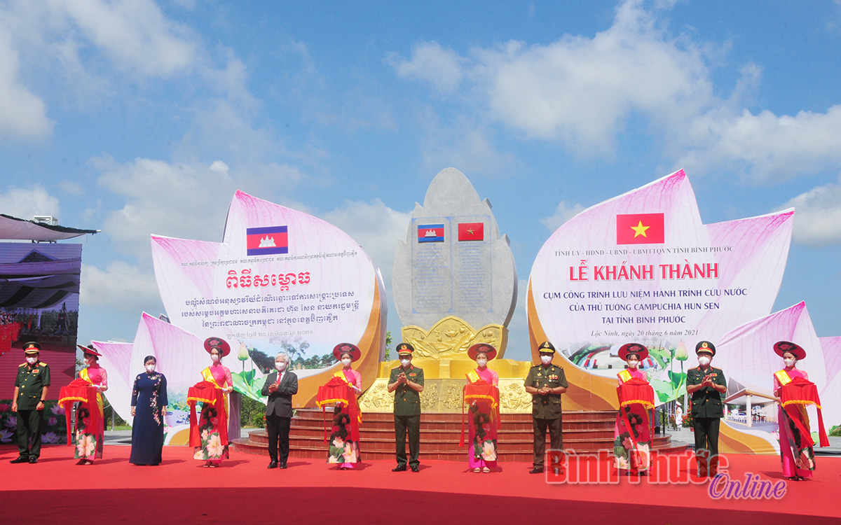 Lãnh đạo 2 nước thực hiện nghi lễ cắt băng khánh thành Cụm công trình lưu niệm hành trình cứu nước của Thủ tướng Campuchia Hun Sen tại Bình Phước  - Ảnh: Văn Đoàn