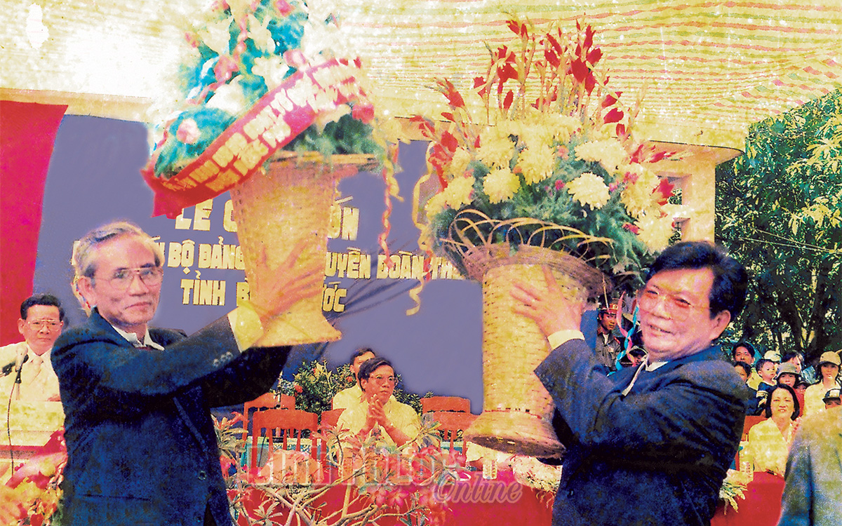 Bí thư Tỉnh ủy Bình Dương Nguyễn Minh Đức (bên trái) và Bí thư Tỉnh ủy Bình Phước Bùi Thanh Phong đón nhận lẵng hoa của dân và quân Bình Phước tại lễ đón đoàn cán bộ Đảng, chính quyền, mặt trận, đoàn thể lên tỉnh Bình Phước công tác. Ảnh tư liệu