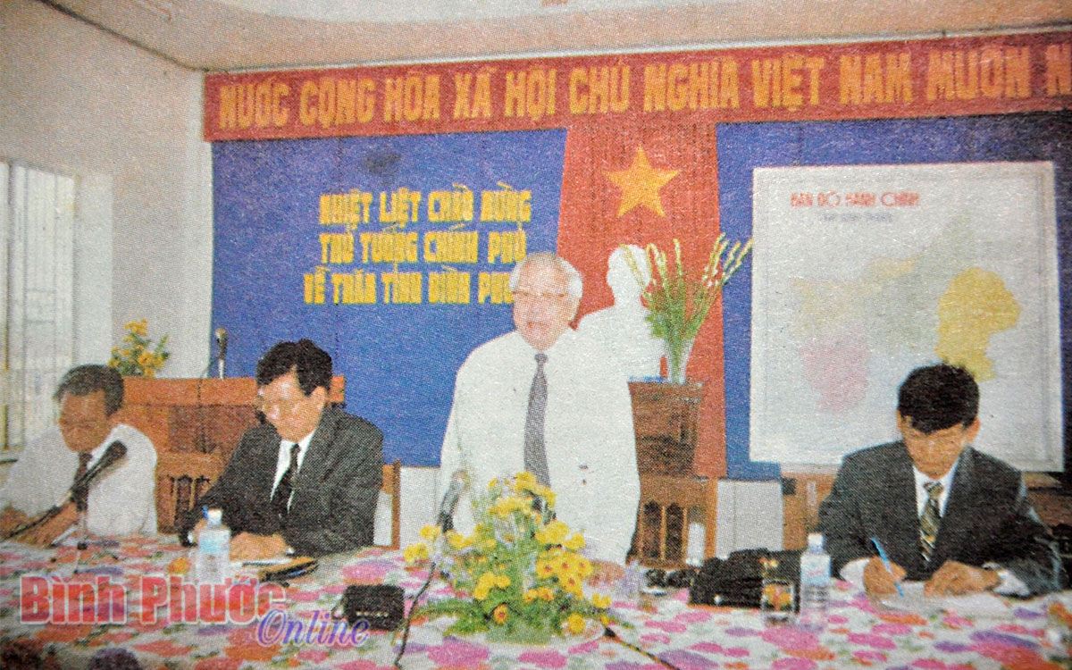 Sau khi tỉnh Bình Phước đi vào hoạt động được 2 tuần, Thủ tướng Chính phủ Võ Văn Kiệt đã về thăm, động viên Đảng bộ, chính quyền, dân và quân Bình Phước. Ảnh tư liệu