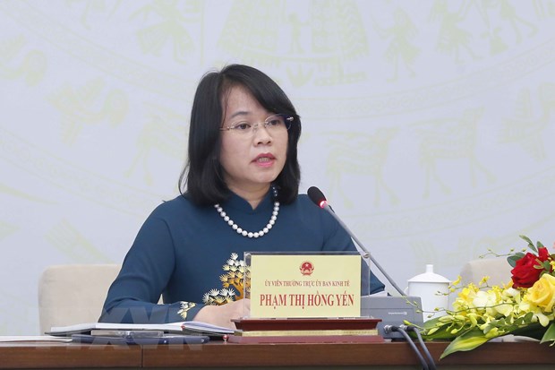 Ủy viên thường trực Uỷ ban Kinh tế Phạm Thị Hồng Yến trả lời câu hỏi của báo chí. (Ảnh: Doãn Tấn/TTXVN)