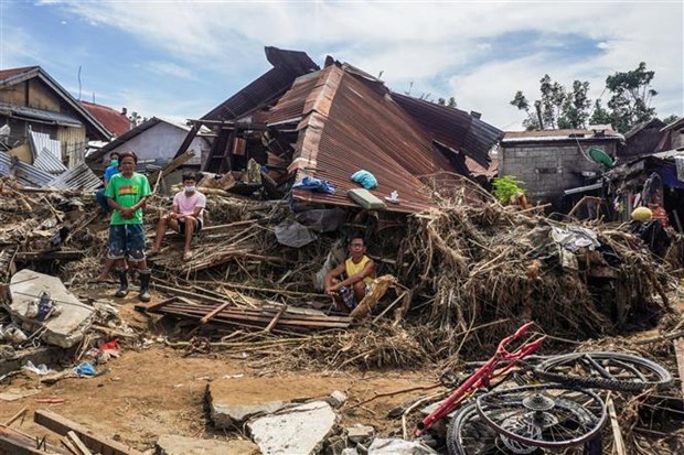 Philippines’s death toll from Typhoon Rai exceeds 400 Houses in Bais city of the Philippines are destroyed by Typhoon Rai. (Photo: AFP/VNA)