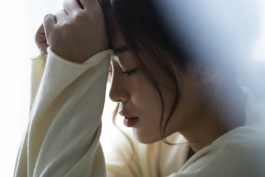 Cùng chồng cũ... diễn kịch Những năm tháng hôn nhân làm tôi ngộp thở, kiệt sức. Nhưng hậu ly hôn, tôi vẫn chưa thoát khỏi chồng cũ (Ảnh minh họa)