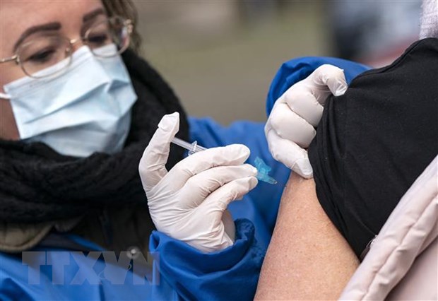 Nhân viên y tế tiêm vaccine phòng COVID-19 cho người dân tại Trelleborg, miền Nam Thuỵ Điển. (Ảnh: AFP/TTXVN)