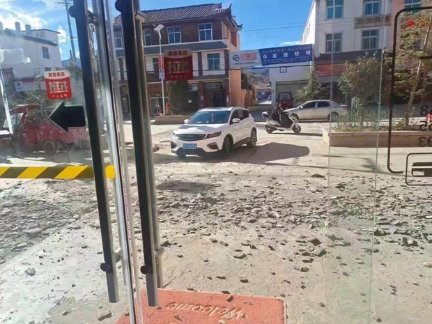 Nhà cửa bị hư hại sau trận động đất tại Lệ Giang, tỉnh Vân Nam, Trung Quốc, ngày 2/1/2022. (Ảnh: THX/TTXVN)