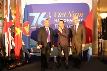 Vietnamese-origin professor knighted by Queen Elizabeth II Vietnamese-origin professor knighted by Queen Elizabeth II